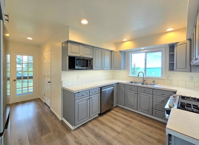 Building Photo - 2 Bedroom Home with Sound, Island and Ferr...