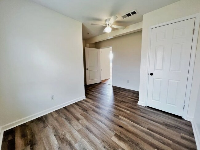 Building Photo - Beautiful 4 Bedroom 2 Bath