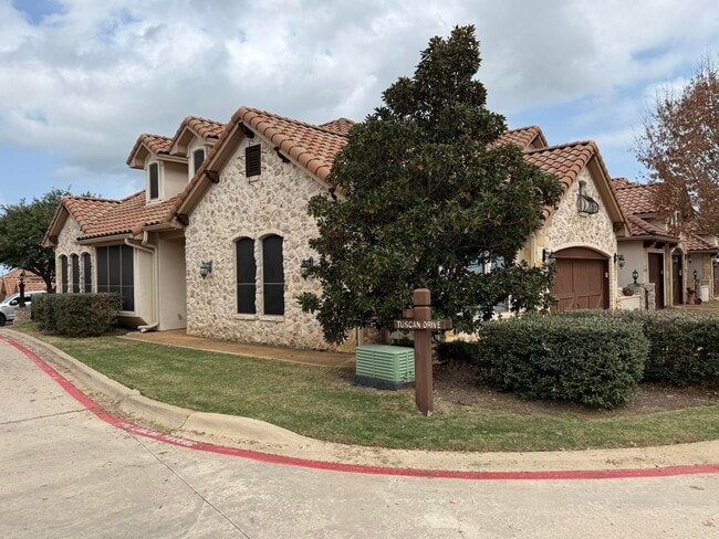 Building Photo - 306 Enclave Cir