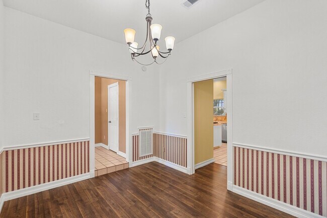 Building Photo - 616 Westwood Cir