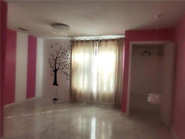 Building Photo - 827 Charlie Dr