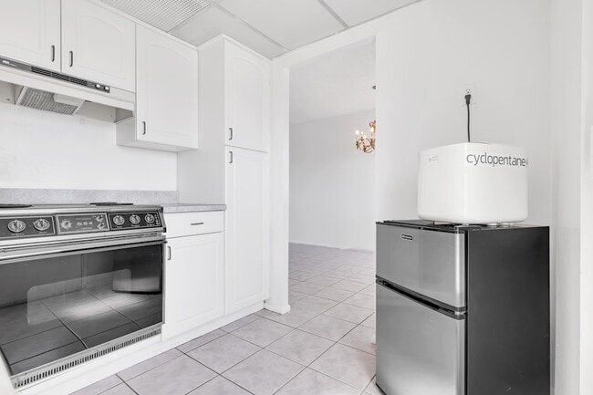 Building Photo - 2555 NE 11th St