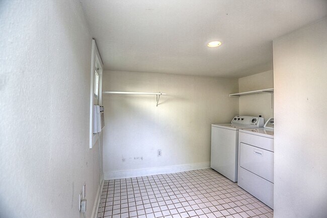 Building Photo - 1119 Jerome St