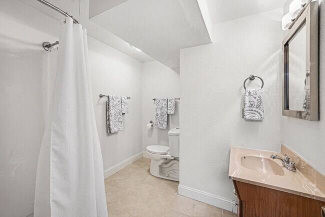 Building Photo - "Spacious 4-Bed Lakewood Gem with Hardwood Floors, Finished Basement & Fireplace - 2970 Sq Ft!"