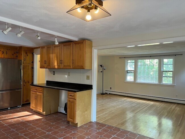 Building Photo - 37 Woodbury Rd