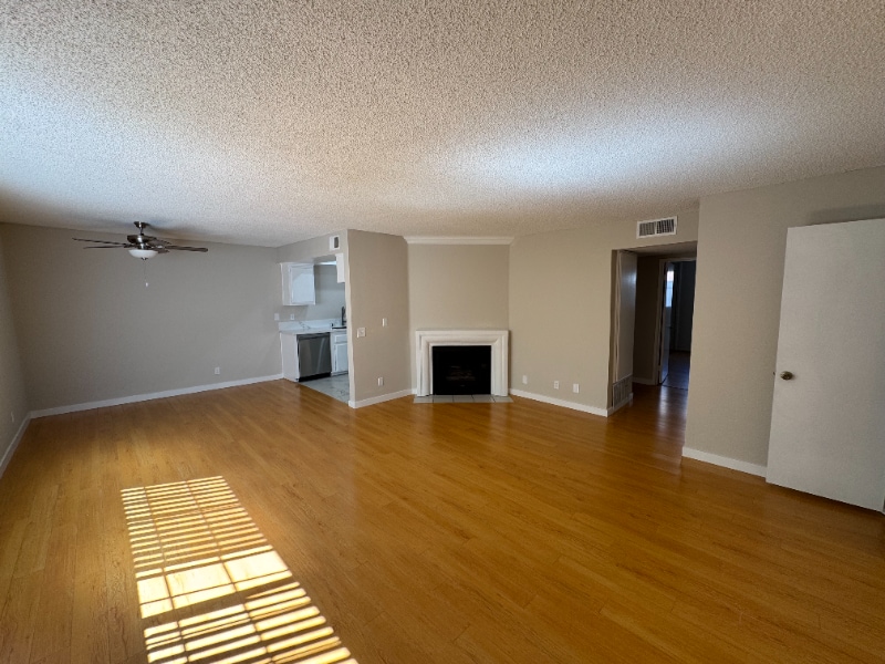 Building Photo - 544 E Tujunga Ave