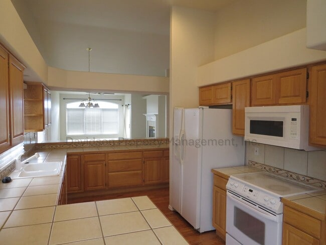 Building Photo - Beautiful 3 Bedroom Townhouse in Gleneagle, Gated Community!
