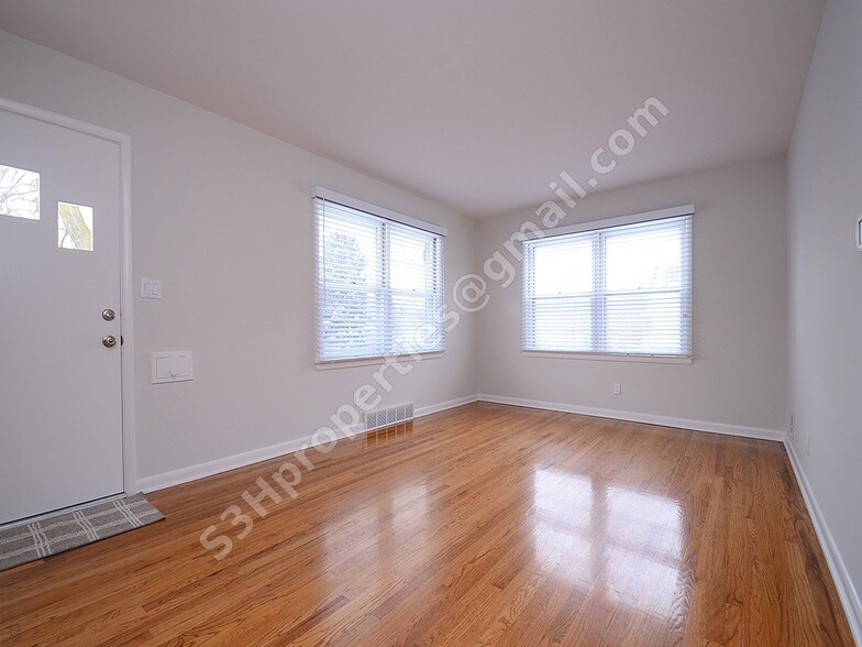 Building Photo - 5630 Erskine St