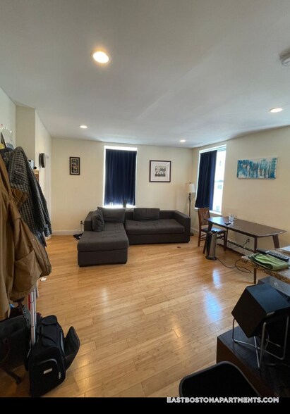 Building Photo - 212 Maverick St