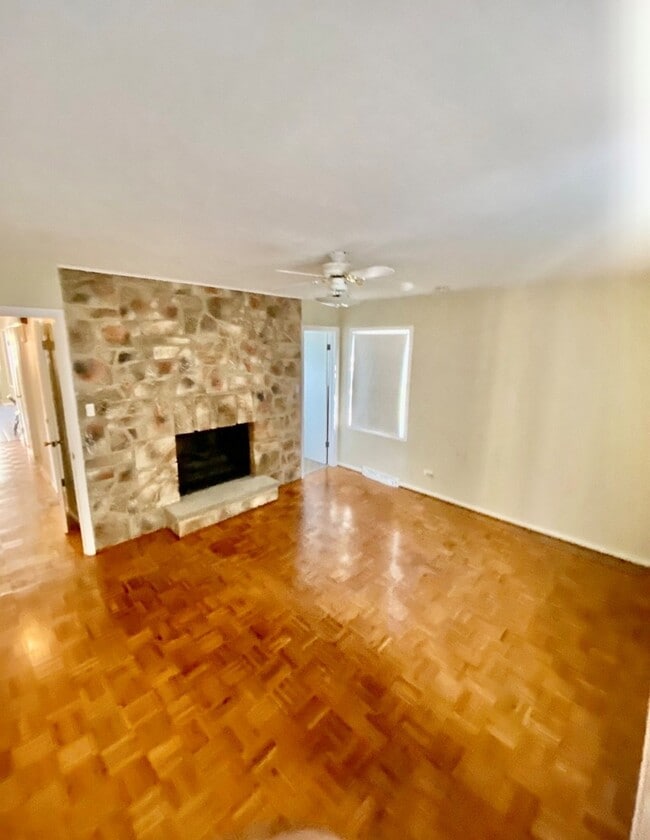 Building Photo - 1119 Crest Ln