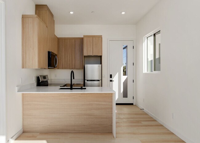 Building Photo - 4611-4611 Almayo Ave
