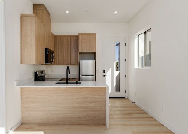 Building Photo - Top Floor, Laundry, Luxurious and Newly Built