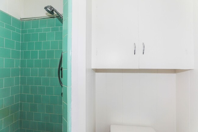 Building Photo - Waiola - upstairs 1 bedroom with 1 parking - window air conditioner in bedroom..