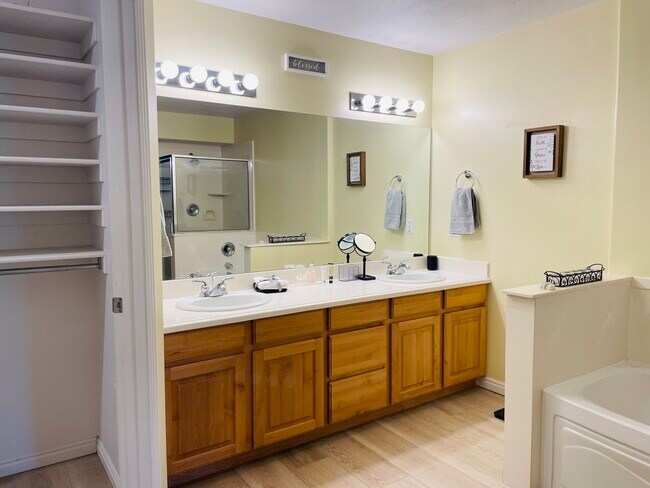 Building Photo - 1195 Privet Dr