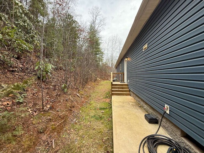 Building Photo - Immaculate Newer 3BR/2BA Brevard Home with Open Layout – Pet-Friendly