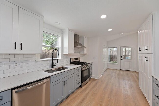 Building Photo - 2208 Santa Rita St