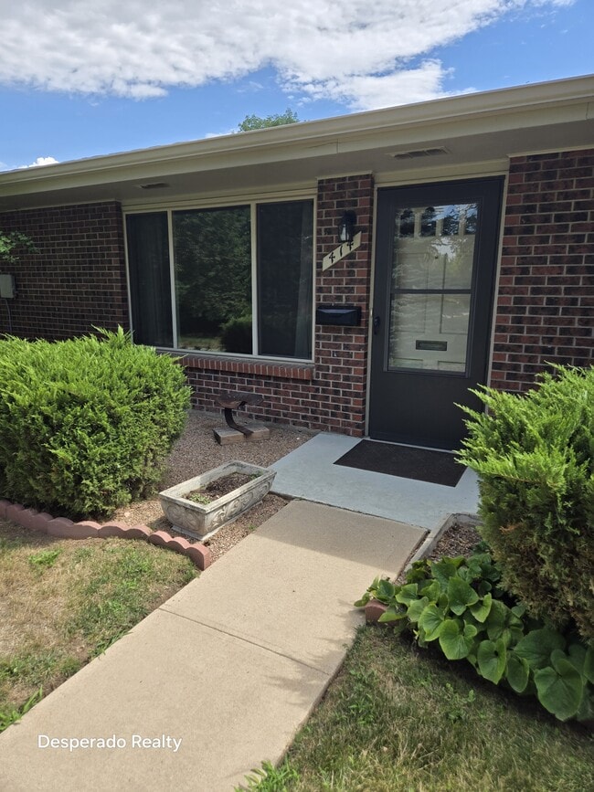 Building Photo - 414 E Thunderbird Dr
