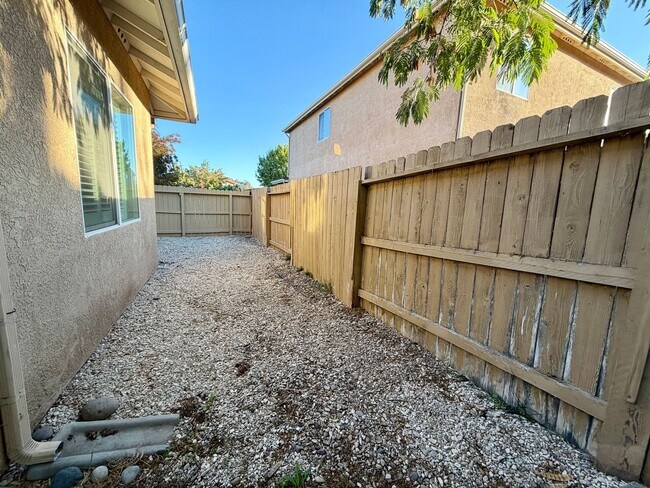 Building Photo - Beautiful 3 Bedroom 2.5 Bathroom Single Fa...