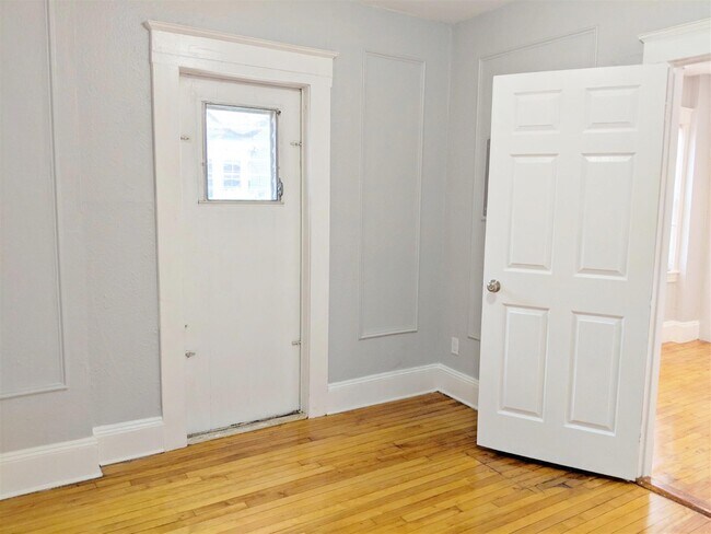 Building Photo - 41 Ivaloo St