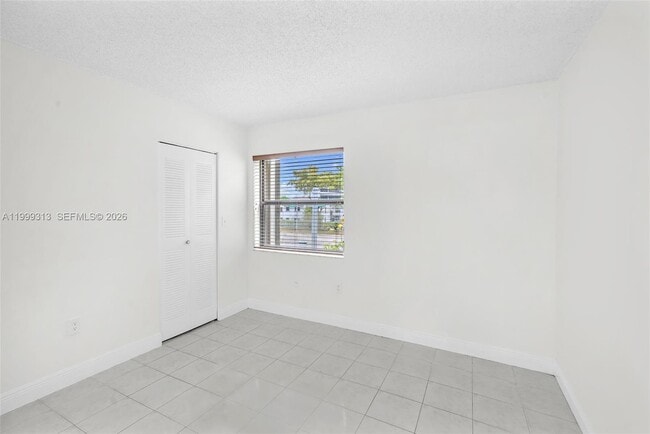 Building Photo - 685 W Park Dr