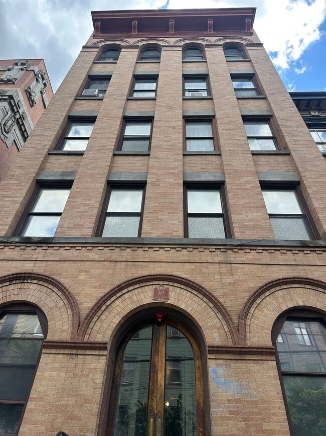 Building Photo - 319 8th St