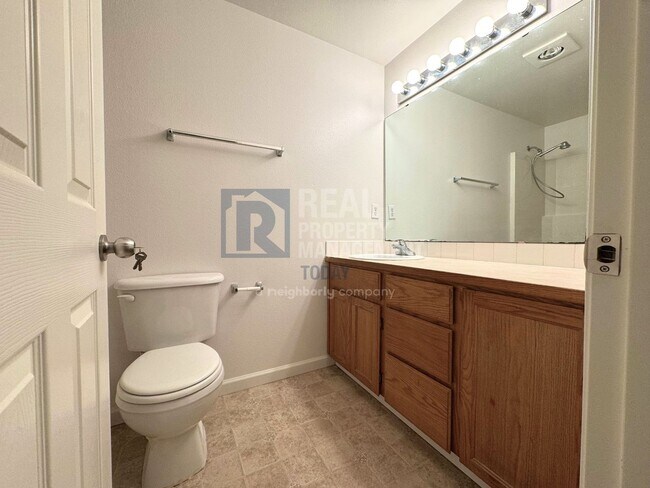 Building Photo - Akshanx LLC - 425/427 (Cascade Group - Silver)