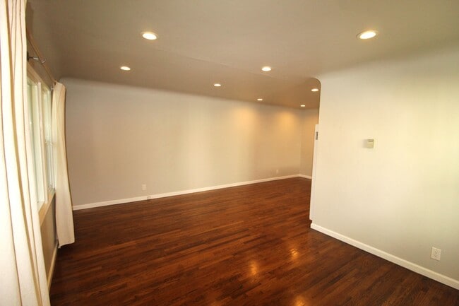 Building Photo - Quaint Midtown Ventura Duplex w/Many Upgra...