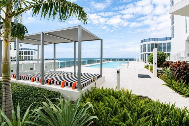 Building Photo - 15901 Collins Ave