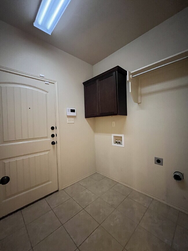 Building Photo - Cute 3/2/2 townhome in the Lubbock-Cooper ...