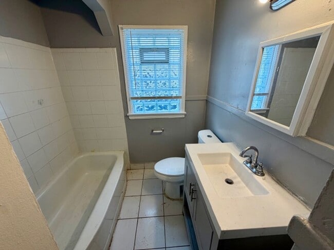 Building Photo - For Lease 3 bedrooms, 1 bath home in a nice area