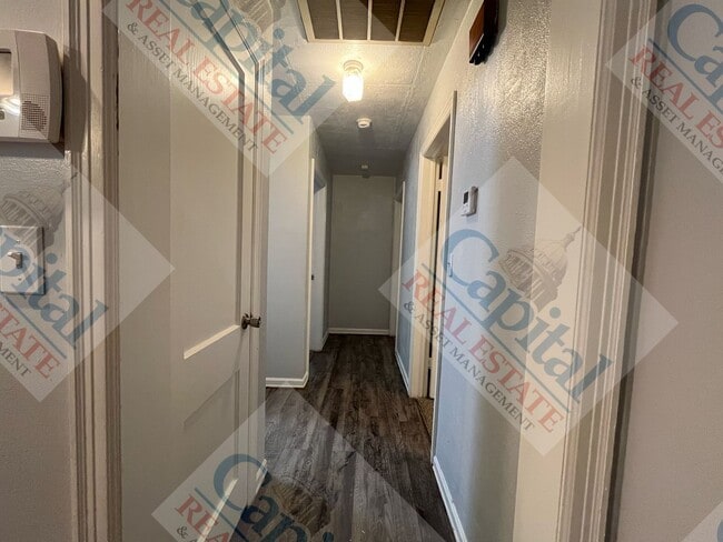 Building Photo - Charming 3 Bedroom