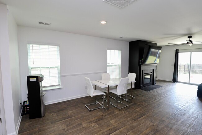 Building Photo - 2037 Elmridge Rd