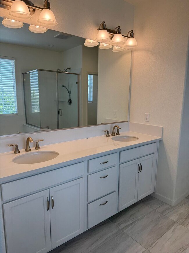 Building Photo - Beautiful 5 Bedroom, 3 Bathroom, 2800 Sqft...