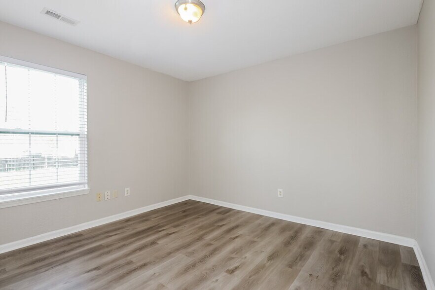 Building Photo - 1580 Cold Spring Dr