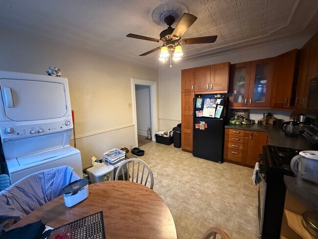 Building Photo - 1911 Jane St