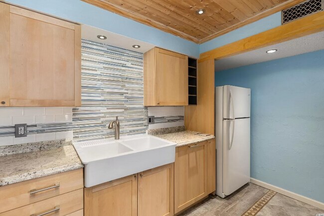 Building Photo - 2005 Greens Blvd