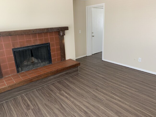 Building Photo - Very Clean 2-Bedroom Second-Floor Apartment