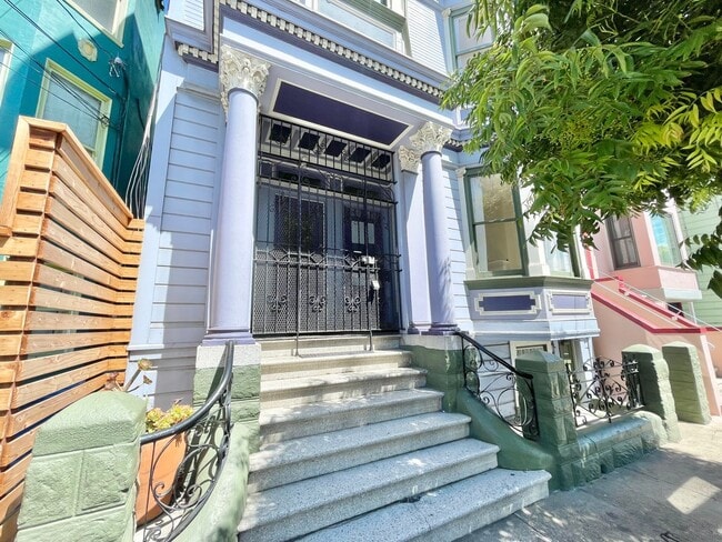 Building Photo - 3BR/2BA Renovated Victorian Full Floor Fla...