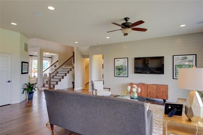 Building Photo - 3328 Pace Dr