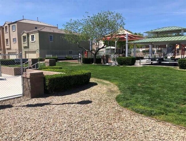 Building Photo - Northwest 3 bed, Lots of Amenities!