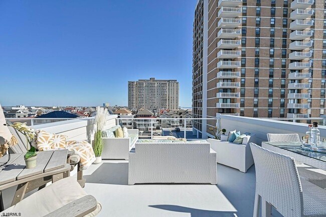 Building Photo - 112 S Weymouth Ave