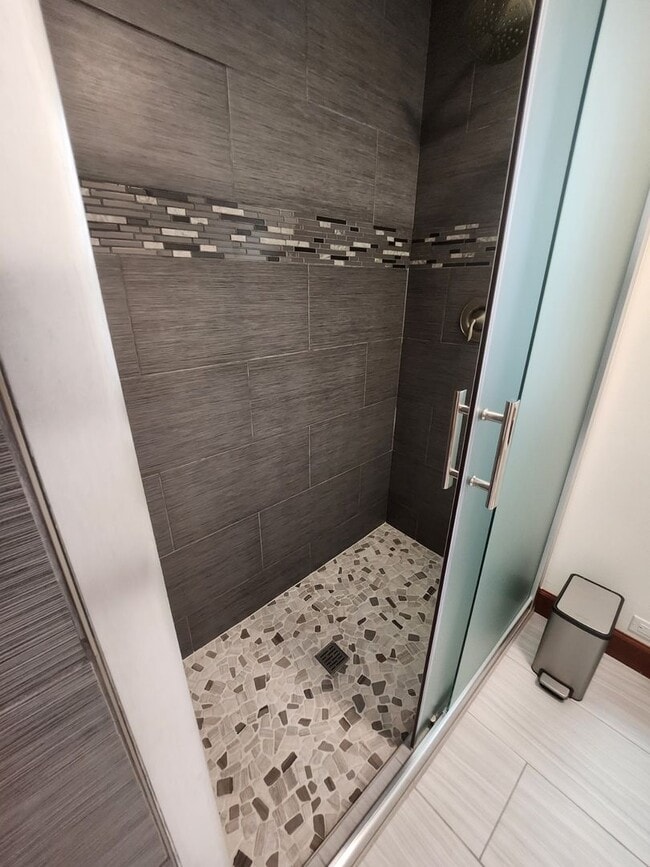 Building Photo - Luxury 3/2 Grated Community in South Kihei.