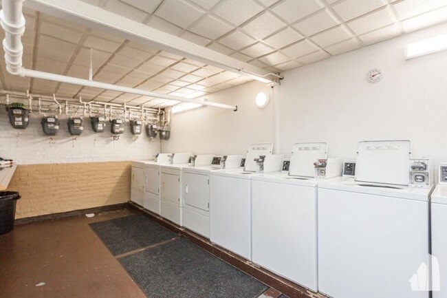 Building Photo - 1 bedroom in Chicago IL 60640