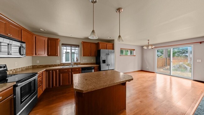 Building Photo - 3 Bed 2.5 Bath - Townhome - Pet Friendly - NAS Whidbey