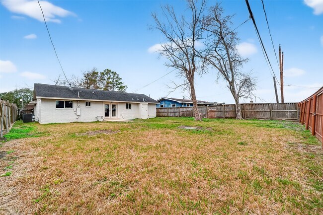 Building Photo - 2003 Isla Dr