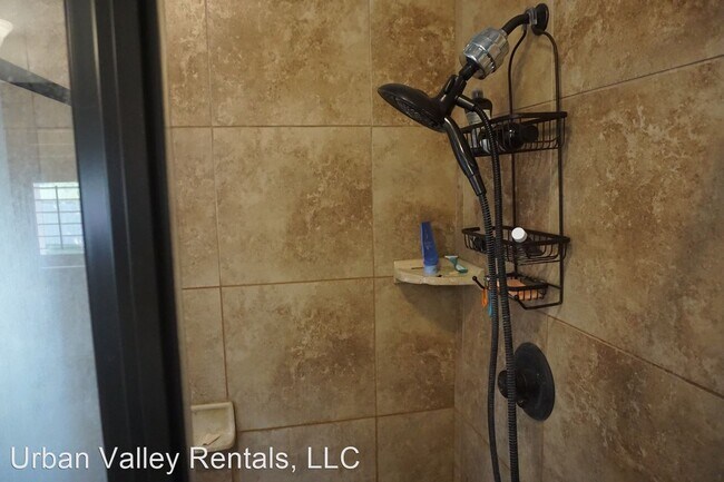 Building Photo - 4 br, 2.5 bath House - 222 E. Belle Glenn Cir