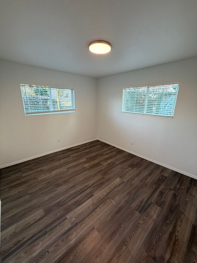 Building Photo - Newly Remodeled 2 Bedroom!