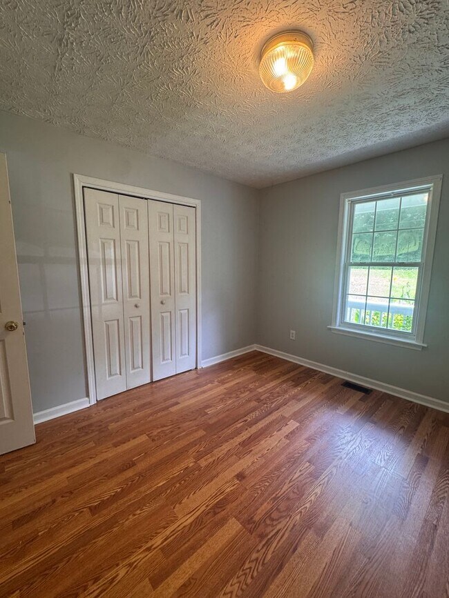 Building Photo - Beautiful 3BR Home for Rent in Toccoa, GA with Fenced Yard & 2-Car Garage