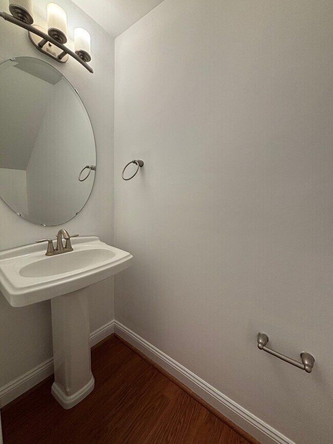 Building Photo - 2 Bedroom Townhome walking distance to Plaza Midwood.