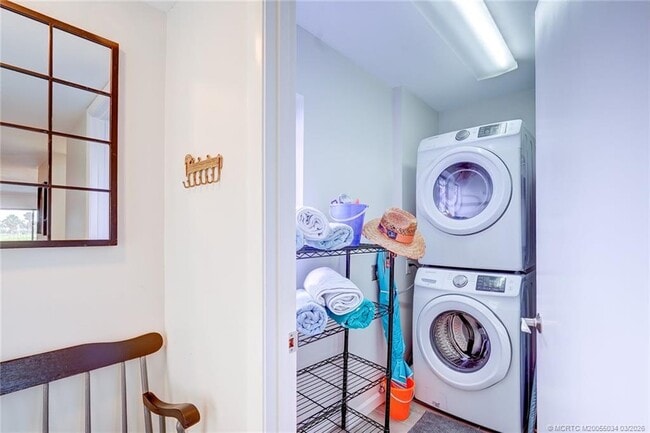 Building Photo - 5553 NE Gulfstream Way